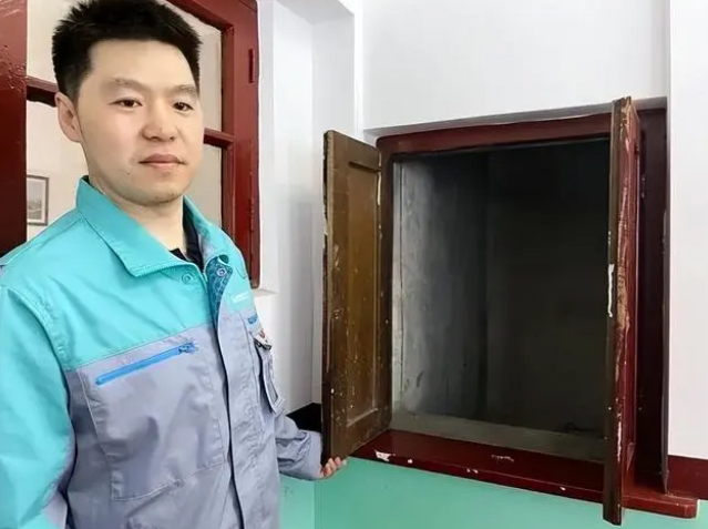 實(shí)驗(yàn)樓的一樓，有兩扇特殊的“小窗戶”，打開后就會(huì)出現(xiàn)一條“暗道”